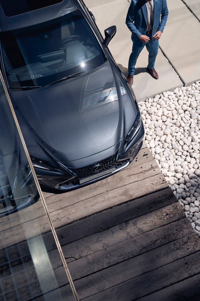 Lexus ES 300h parked outside a building 